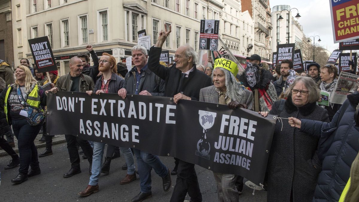 Stovky lidí v Londýně demonstrovaly proti vydání Assange do USA